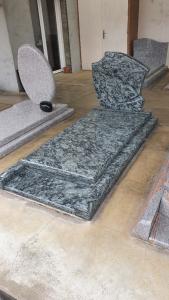 Monument funéraire en granit Vert olive exposé à notre agence de Lezay.

 

Pour tout renseignement supplémentaires,