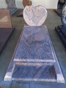 Monument funéraire en granit Indian Juparana exposé à notre agence de Lezay.

 

Pour tout renseignement supplémentaires,