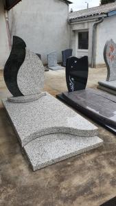 Monument funéraire en granit Galaxy White et Vert Tropical exposé à notre agence de Lezay.

 

Pour tout renseignement